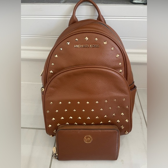 Michael Kors Abbey MD Studded Leather Backpack & Matching Wallet. - Picture 1 of 14
